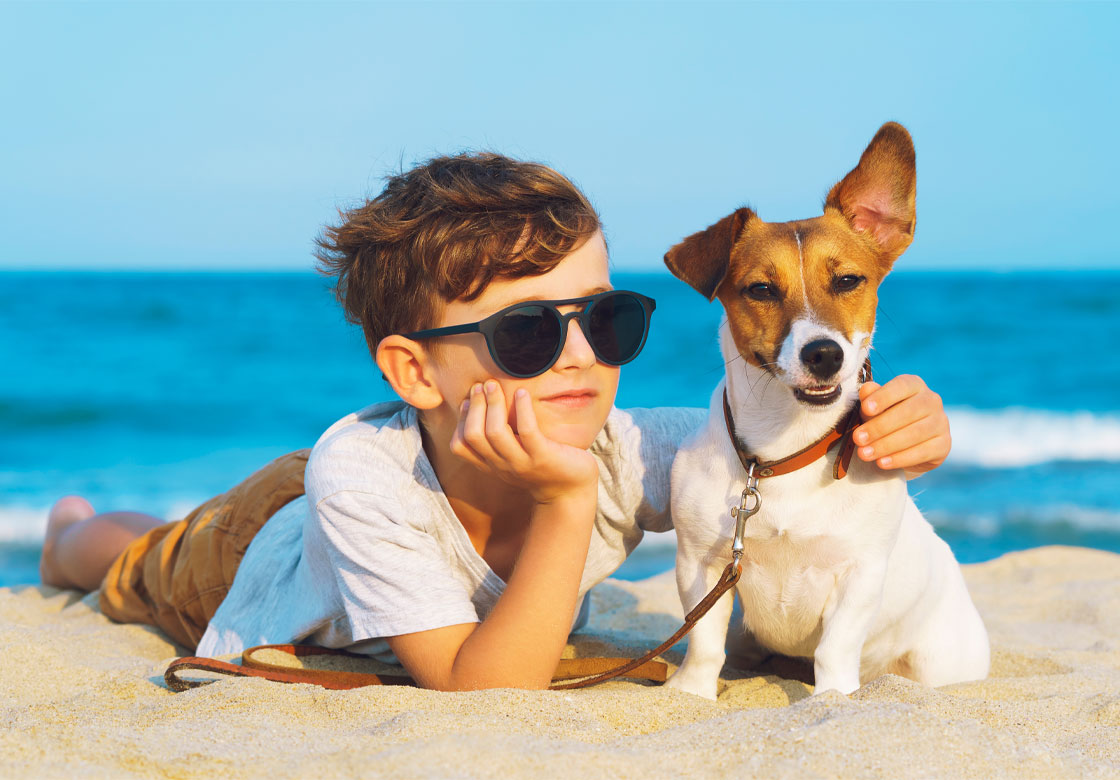 Chłopak z psem na plaży w Sianożętach